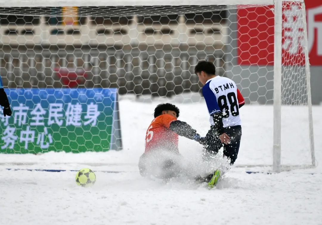 呼和浩特2月11日雪地足球锦标赛开赛，100余人参赛